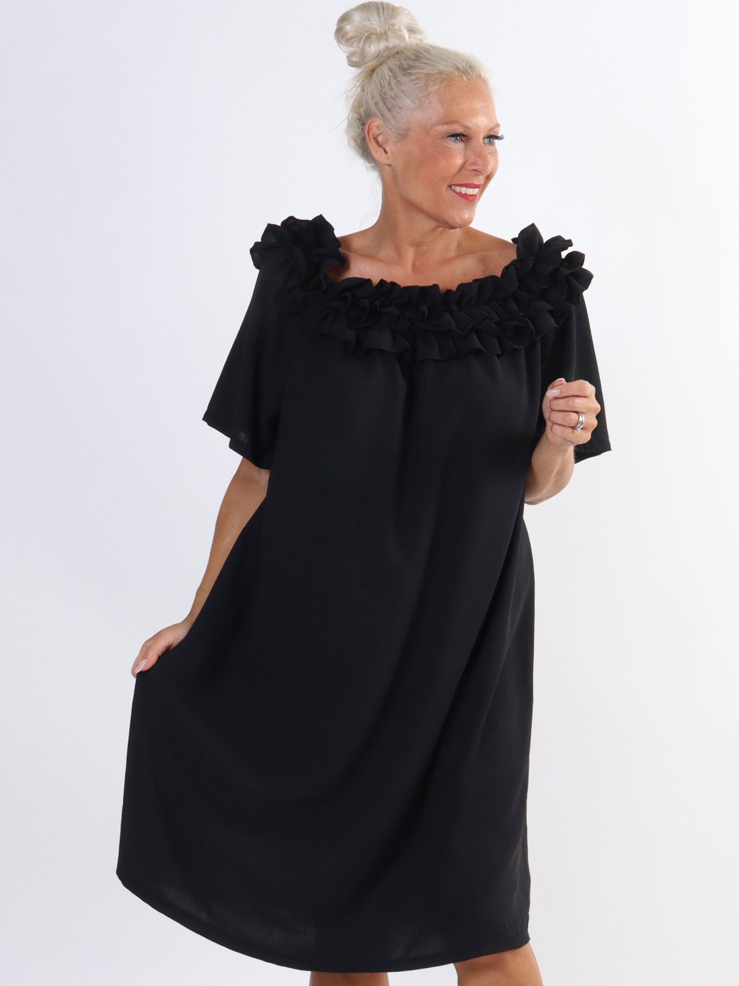 Chili Sleeveless Dress - Plus size kjole med flæser i udskæringen